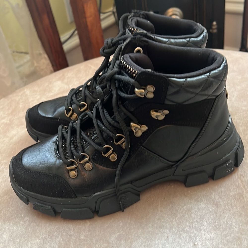 *Cabin Couture* GUESS Black & Gold Stompin’ Quilted Combat Shoe Boots Sz 9 EUC